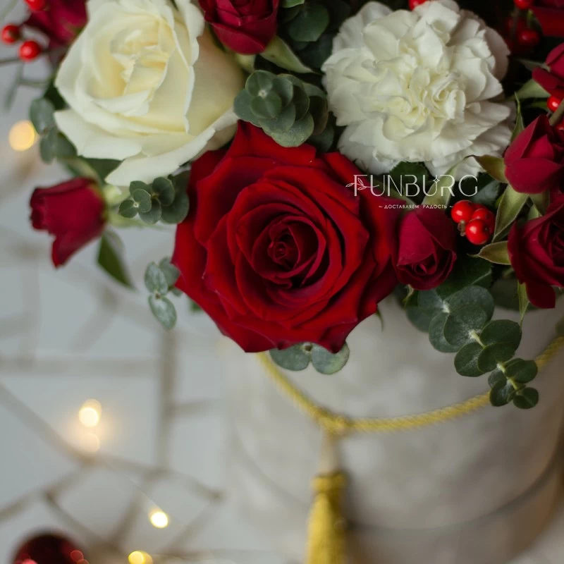 Цветы в шляпной коробке «Красный бархат»