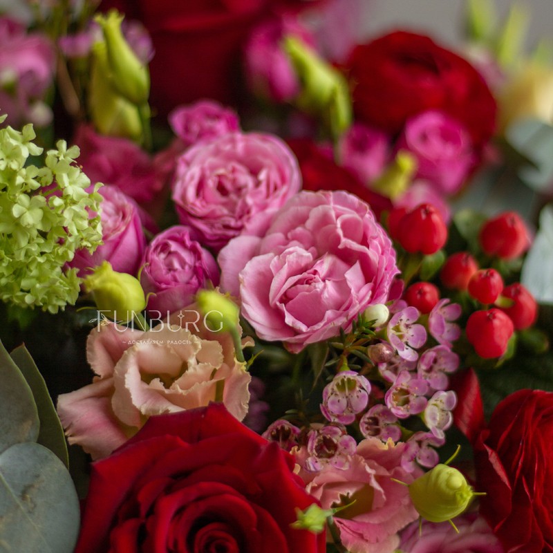 Цветы в шляпной коробке «Стихи о любви»