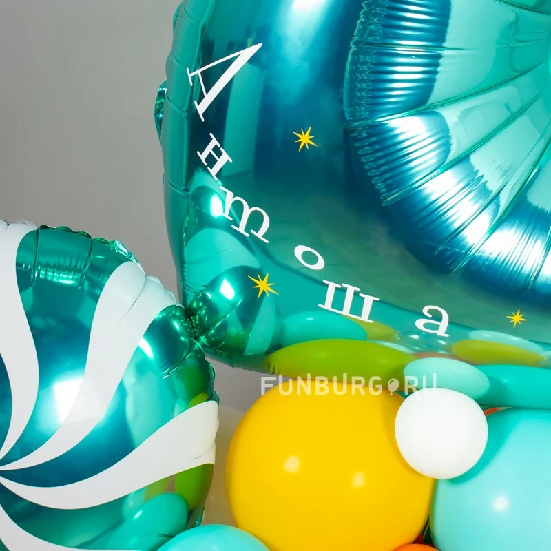 Фигура из шаров с цифрой и надписью «Солнечные каникулы»