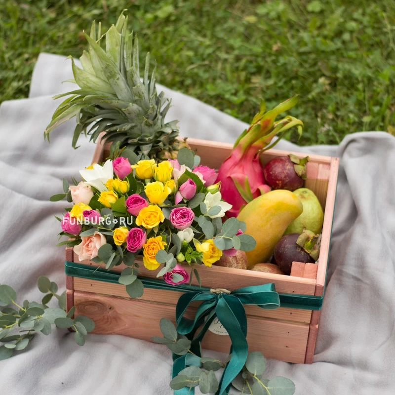 Подарочный ящик с фруктами и цветами №3