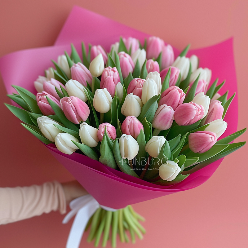 Букет из 45 бело-розовых тюльпанов