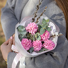 Букет из розовых гиацинтов с вербой