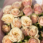 Монобукет из розово-кремовых кустовых роз