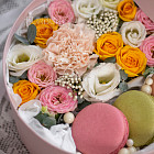 Композиция с макарунами «Цветочная жемчужина»