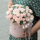 Цветы в шляпной коробке «Пудровый шёлк»