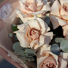 Монобукет из кремовых роз Quicksand с эвкалиптом