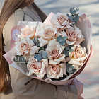 Монобукет из кремовых роз Quicksand с эвкалиптом