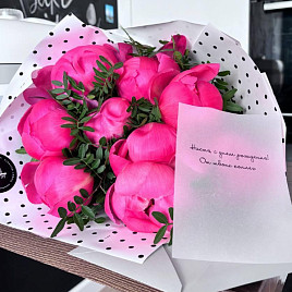 Ярко-розовые пионы