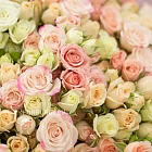 Букет кустовых роз «Зефир в шоколаде»