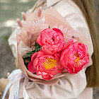 Букет пионов «Земляничный поцелуй»