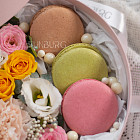 Композиция с макарунами «Цветочная жемчужина»