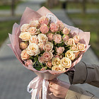 Монобукет из розово-кремовых кустовых роз