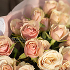 Монобукет из розово-кремовых кустовых роз