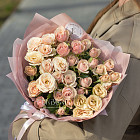 Монобукет из розово-кремовых кустовых роз