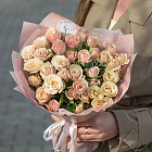 Монобукет из розово-кремовых кустовых роз