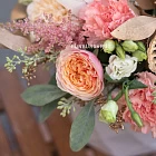 Цветы в шляпной коробке «Персиковый мусс»