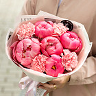 Букет из пионов и гвоздик «Земляничные сны»