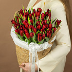 Корзина красных тюльпанов «Клубничное варенье»