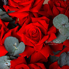 Монобукет из красных роз Nina с эвкалиптом