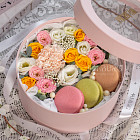 Композиция с макарунами «Цветочная жемчужина»