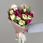 Букет кремовых и пурпурных тюльпанов S