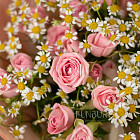 Букет из ромашек и кустовых роз «Сладкое утро»