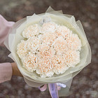 Монобукет из сортовых гвоздик «Ванильный зефир»